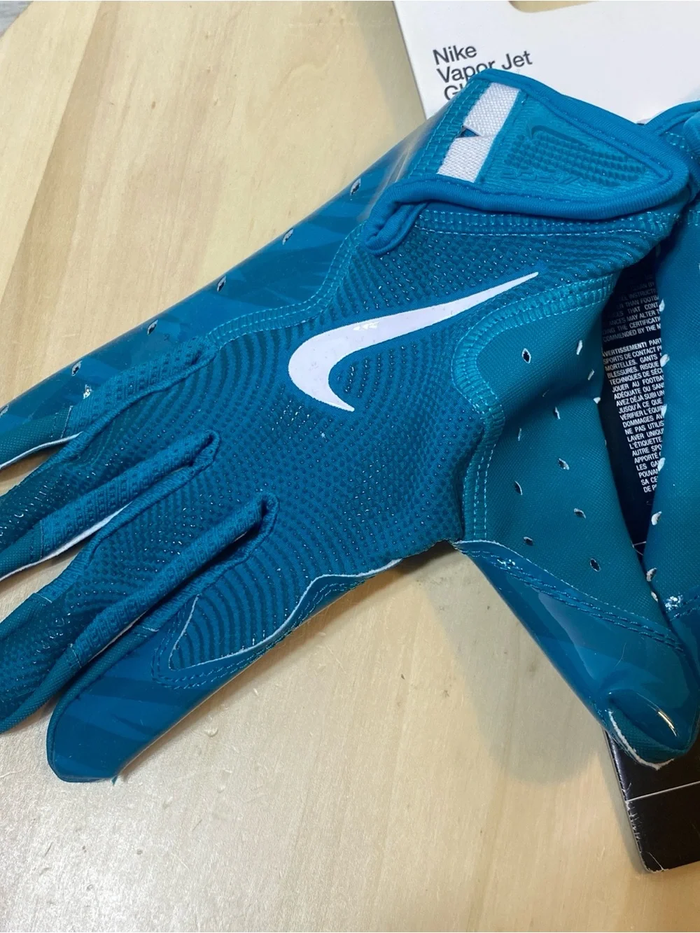 NEW Nike Vapor Jet Women’s Football Gloves – Teal Blue – Size Medium (NWT)
